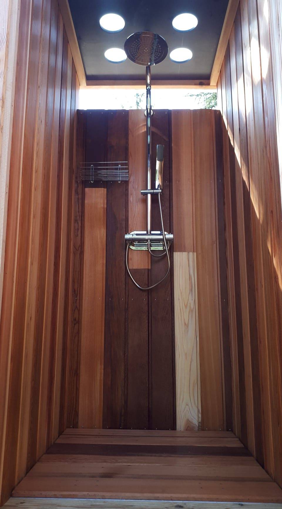 Nouveauté 2019 Douche extérieure en bois red cedar