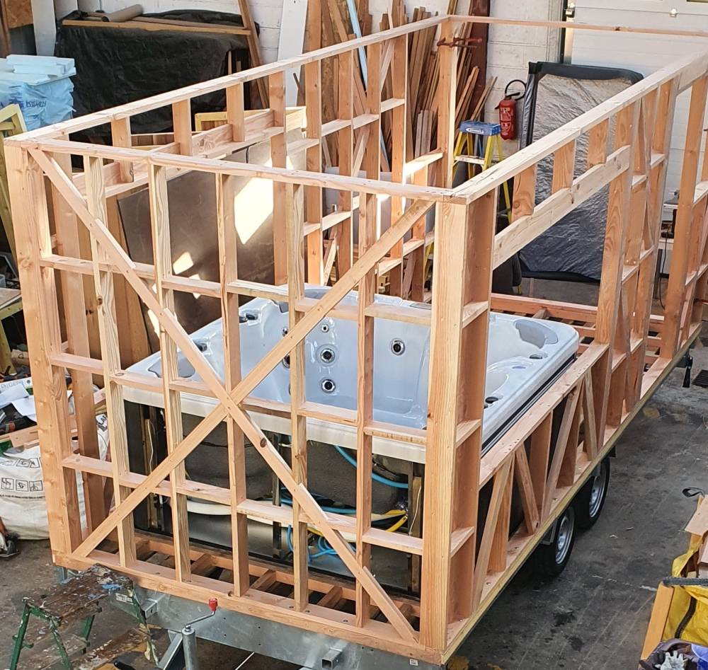 SPA SUR REMORQUE EN CONSTRUCTION