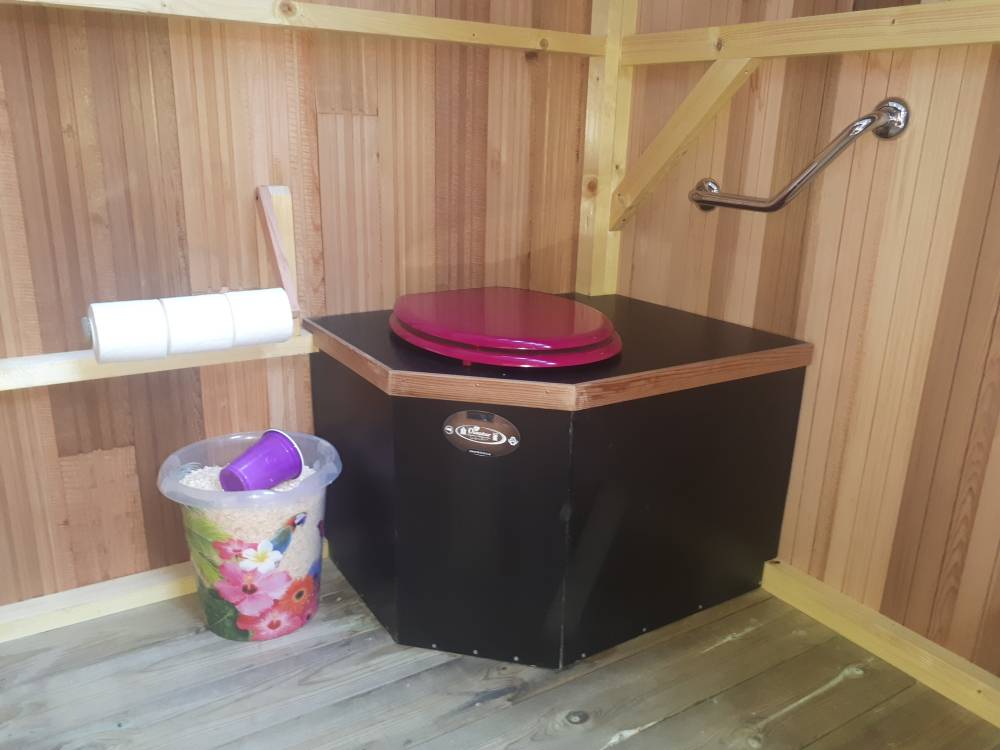 toilette-seche-pmr-table-a-langer